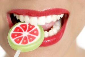 Metodi casalinghi per sbiancare i denti: bicarbonato e limone funzionano? Ecco la verità