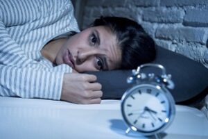 Non riesco a dormire per i pensieri: rimedi efficaci contro l’insonnia