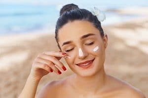 Crema solare, crema abbronzante o gel autoabbronzante: differenze e caratteristiche. Quale preferire?